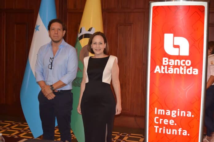 Julio Montessi, regidor municipal de San Pedro Sula y Alexa Foglia, vicepresidente regional de Banca Corporativa de Banco Atlántida. 