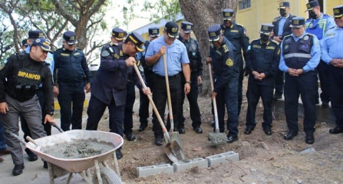 Colocan primera piedra de la guardería policial infantil