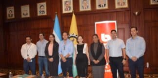 Miembros de la corporación municipal y ejecutivos de Banco Atlántida dieron a conocer la alianza.