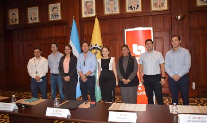 Miembros de la corporación municipal y ejecutivos de Banco Atlántida dieron a conocer la alianza.