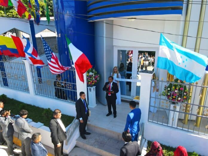 El pastor evangelista Jesús Servellón fue el delegado apostólico que cortó la cita de inauguración con la leyenda “Casa de Dios y puerta del cielo”.